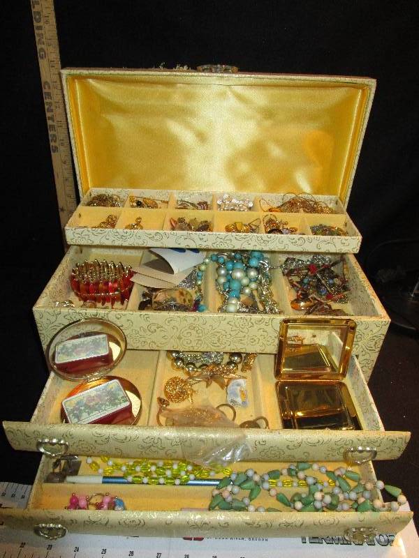 lot 37 image: Jewelry Box full