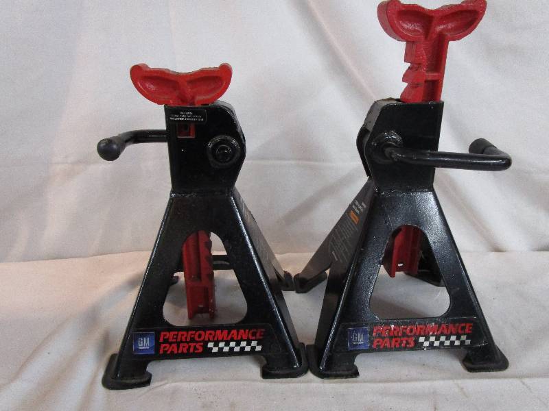 lot 78 image: 2 Jack Stands