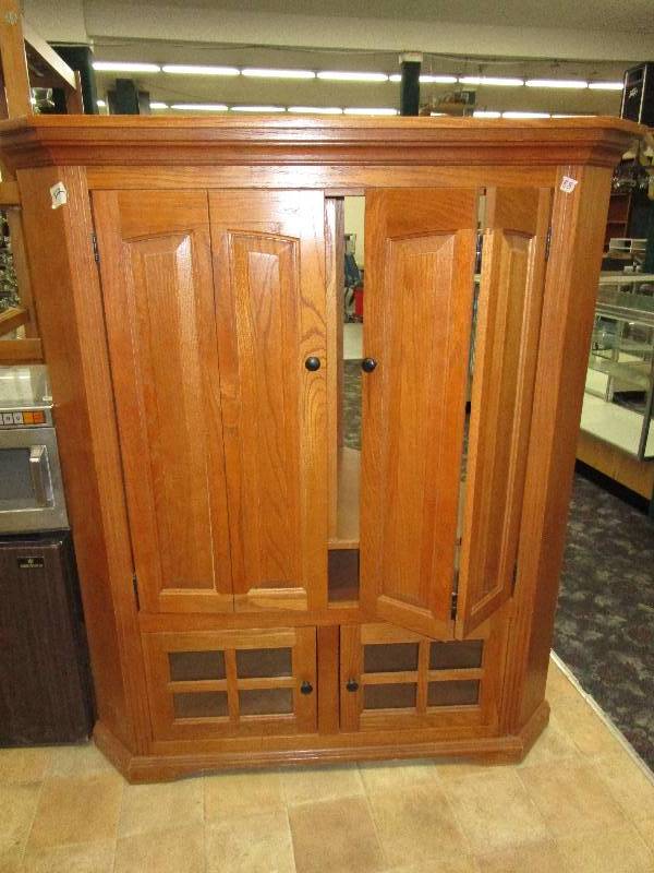 lot 88 image: Oak Corner Entertainement Cabinet