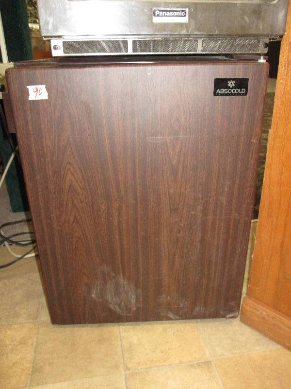 lot 90 image: Mini Refrigerator Dorm Size