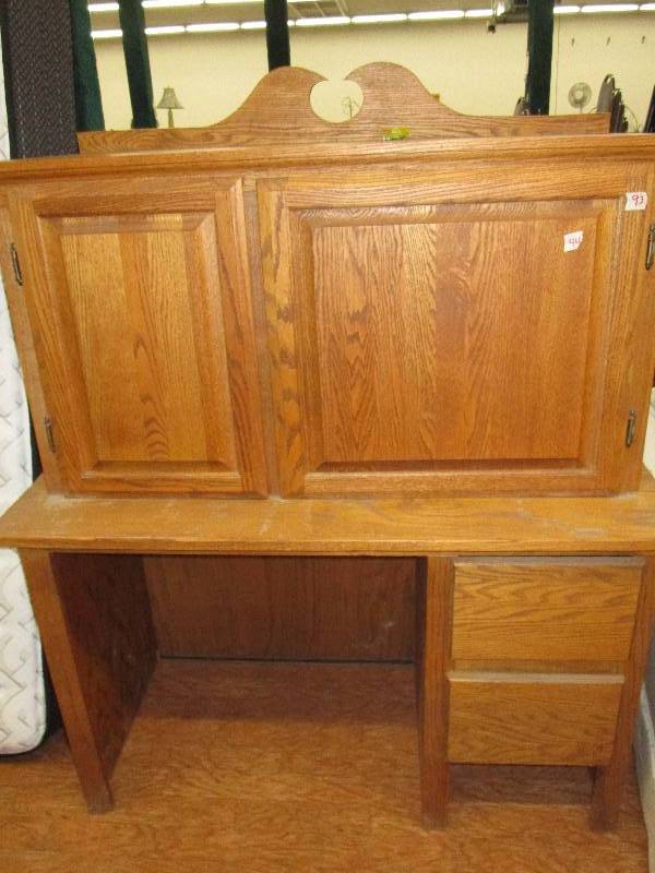 lot 93 image: Desk