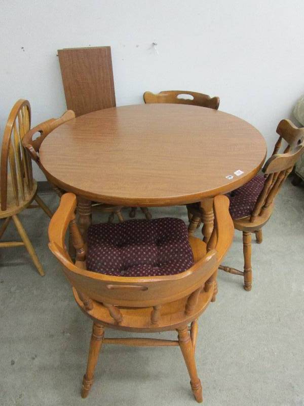 lot 98 image: Round Table with 4 chairs and 2 leaves