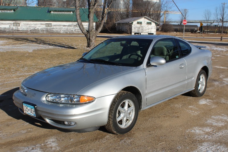 lot 2107 image: 2001 Oldsmobile Alero GL - 89,019 Miles -