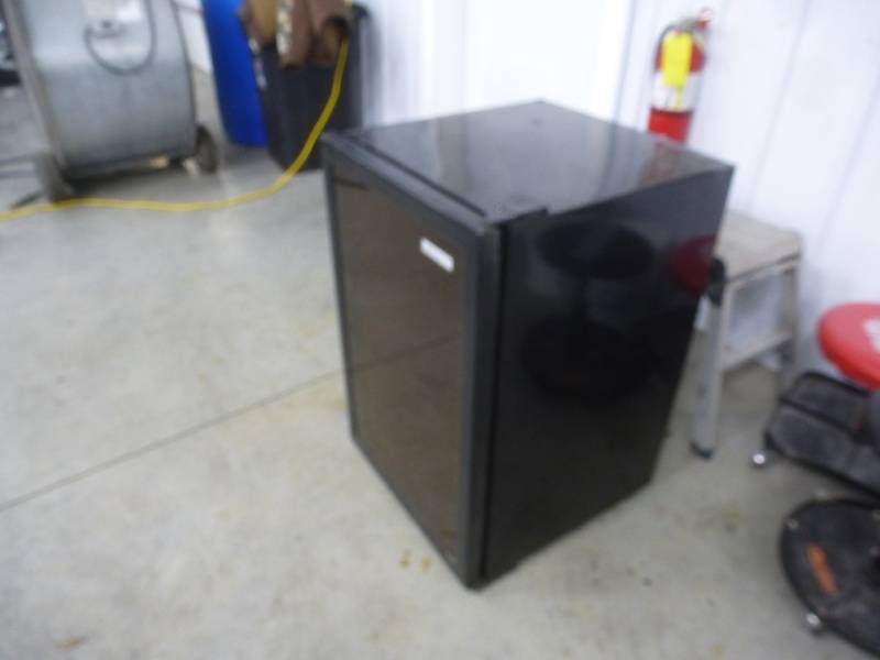 lot 11 image: Vissani Wine Cooler