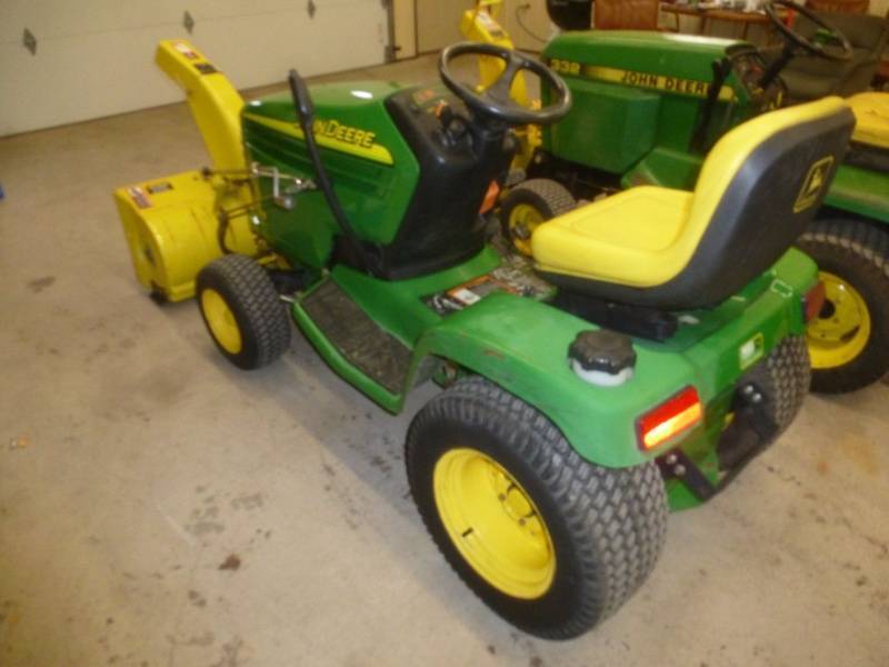 lot 7 image: John Deere GT225 Garden Tractor