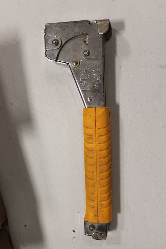 lot 22 image: Arrow Hammer Stapler