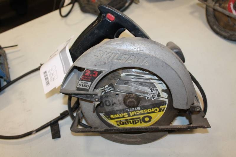 lot 18 image: Skilsaw 7.25in. Circular Saw w Cross Cut Steel Blade
