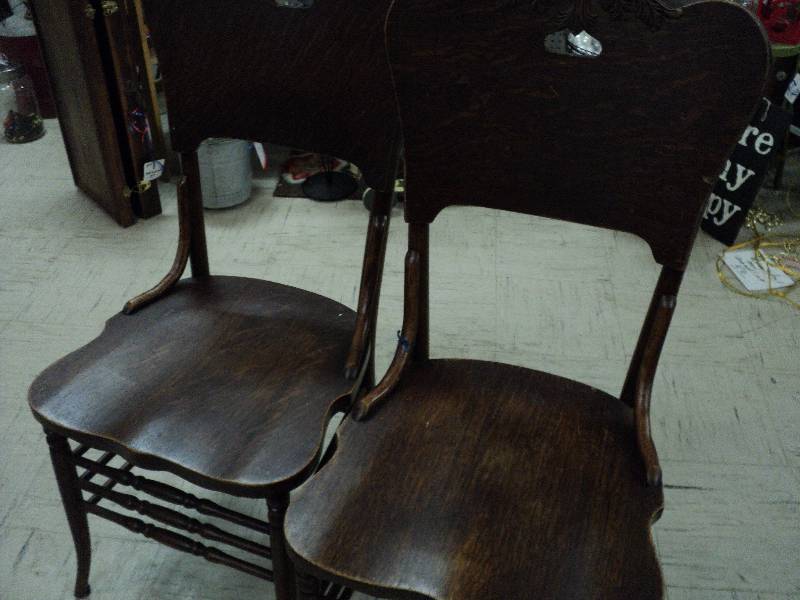 lot 14 image: 2 matching oak chairs...