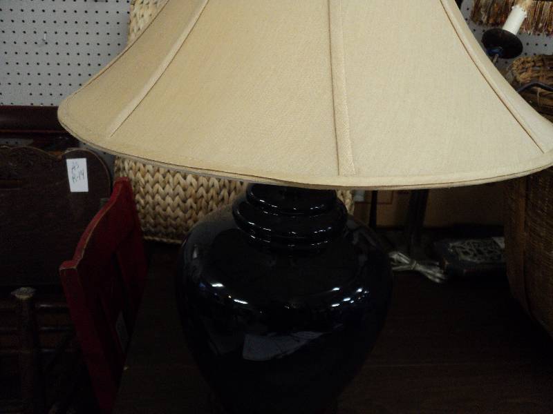 lot 16 image: lamp with navy blue base...