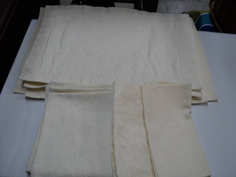 lot 33 image: set of 8 placemats and napkins...