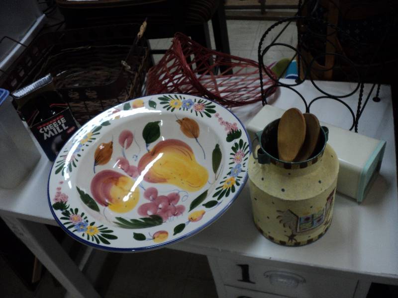 lot 38 image: box of kitchen misc....