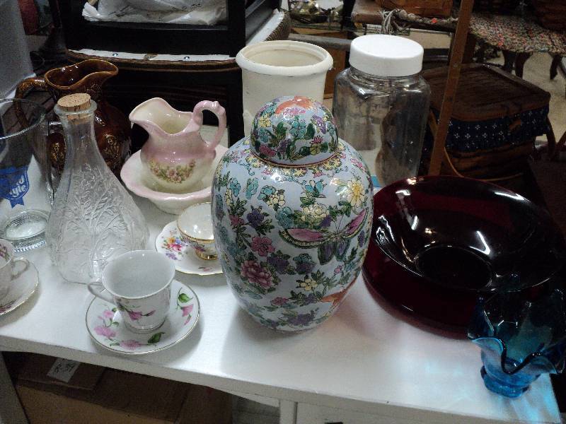 lot 44 image: tub of glassware...