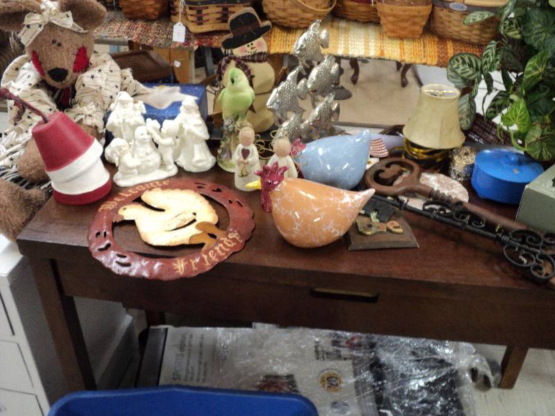 lot 45 image: tub of misc home dcor...