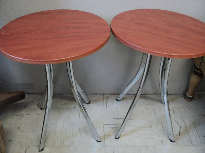 lot 89 image: 2 round end tables...