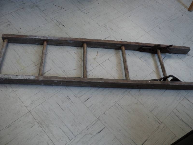 lot 93 image: 5ft wood ladder...