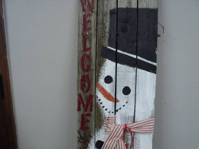 lot 101 image: snowman welcome sign, 5ft 6in tall...