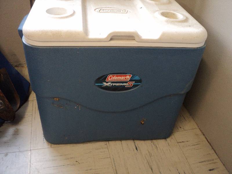 lot 104 image: coleman cooler on wheels, needs cle...