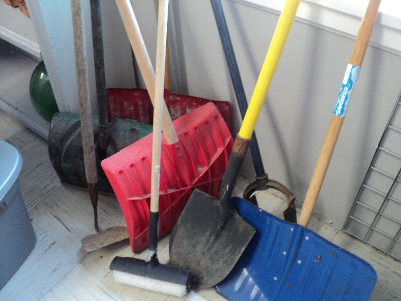 lot 105 image: shovels, post digger, hoe, spade, a...