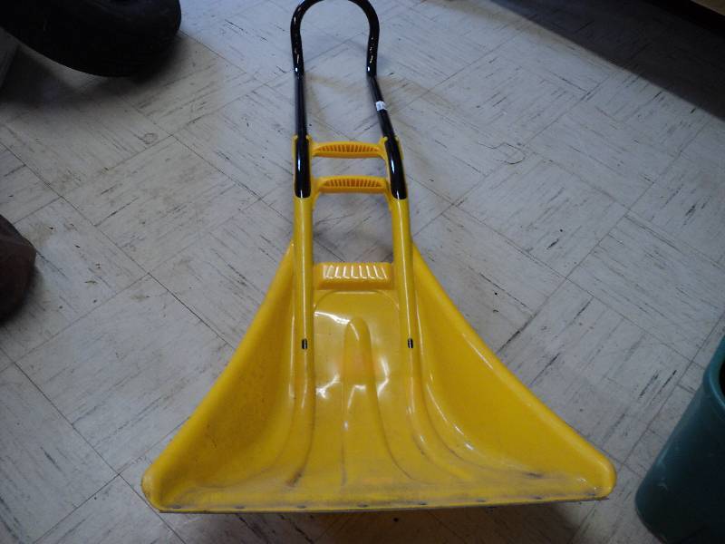 lot 112 image: new shovel, retail $41.99...