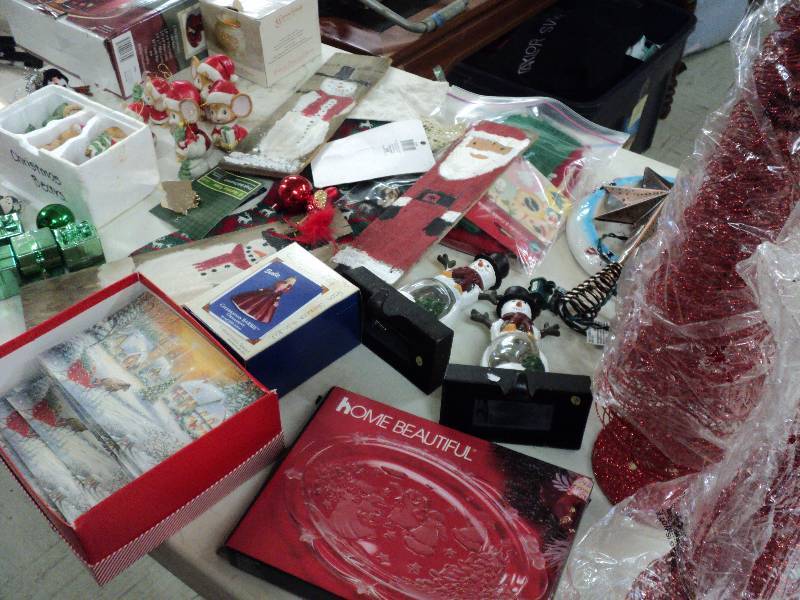 lot 124 image: Christmas dcor in covered tub...