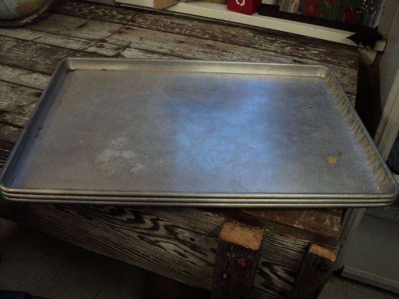 lot 132 image: 3 baking pans 18 x 26...