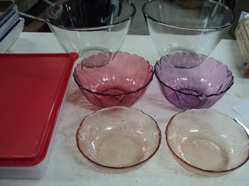 lot 135 image: 6 bowls and cake carrier...