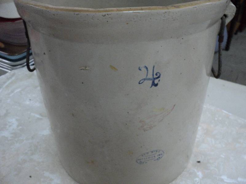 lot 140 image: 4 gallon Red Wing crock with handle...