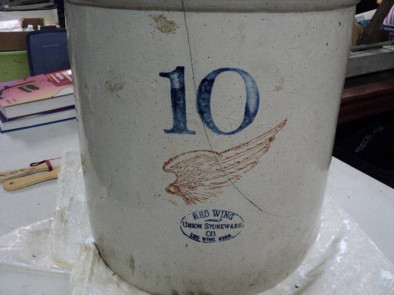 lot 141 image: 10 gallon Red Wing crock has 1 crac...