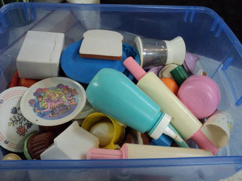 lot 150 image: play dishes in covered tote...