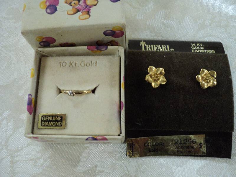 lot 178 image: 10 kt and 14 kt gold jewelry...