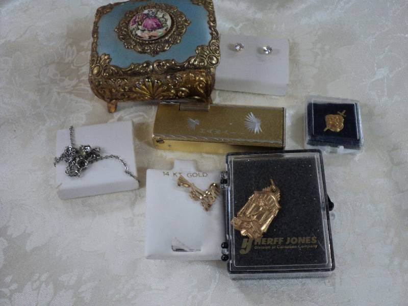 lot 179 image: vintage jewelry box and jewelry...