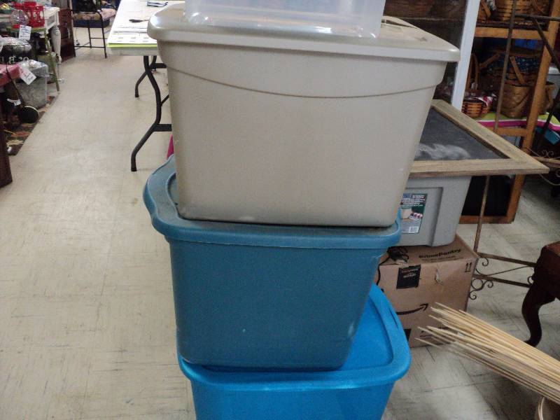 lot 233 image: 4 tubs with covers...