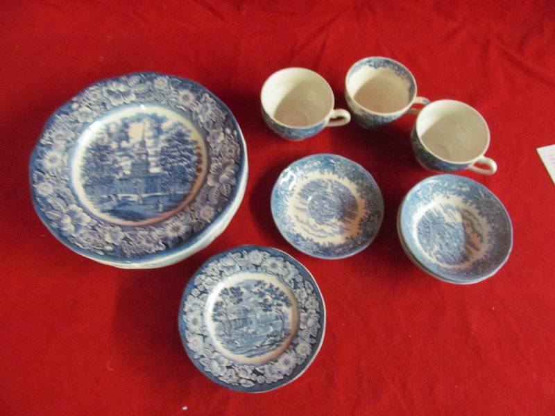 lot 8 image: Liberty Blue Historic Colonial scene dishes