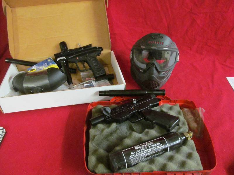 lot 12 image: Worr machine paintball gun, mask, goggles, Thunder Cat paint ball gun