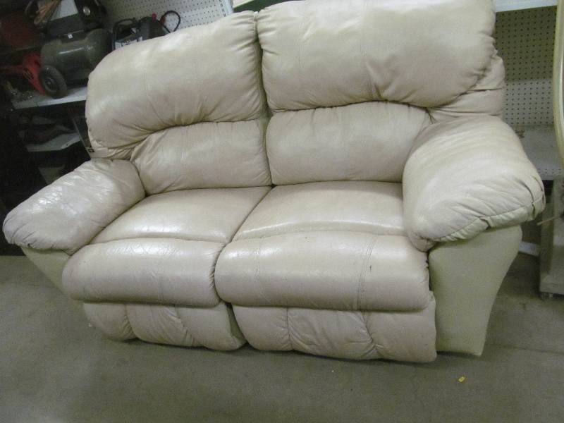 lot 58 image: love seat