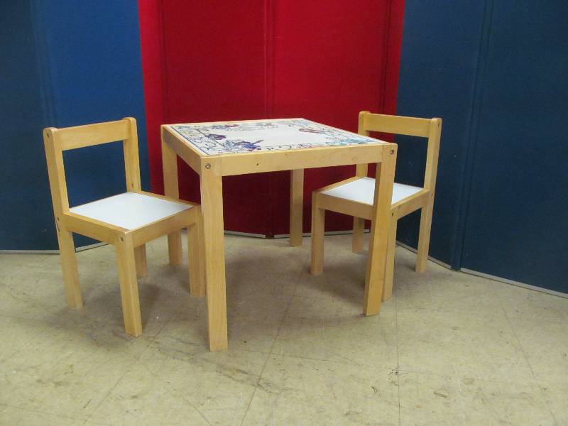 lot 66 image: Wizard of Oz Childs table, chairs