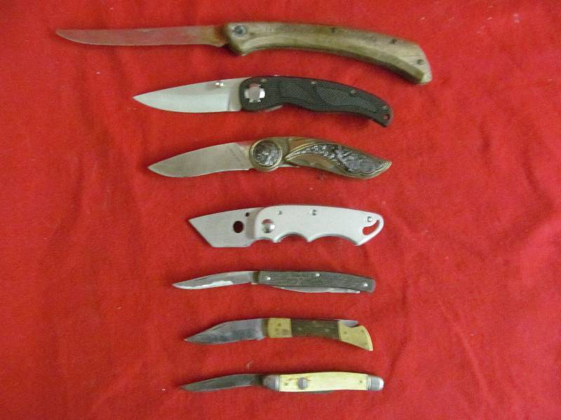 lot 82 image: folding blade knives