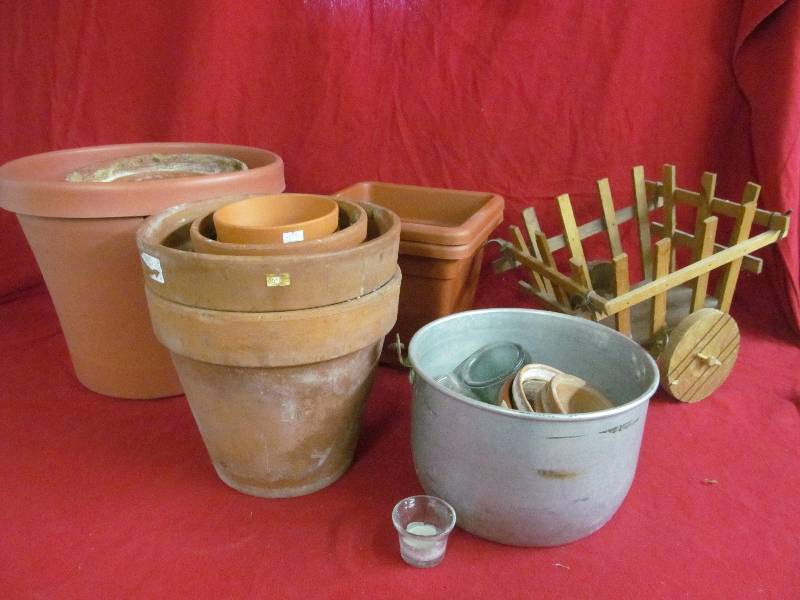 lot 100 image: tea candle holders, flowerpots