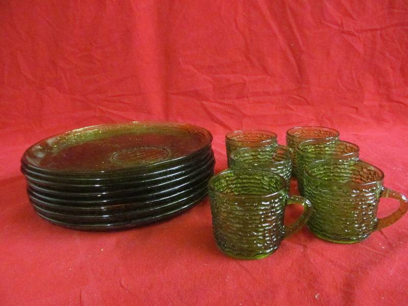 lot 109 image: Luncheon Plates and cups