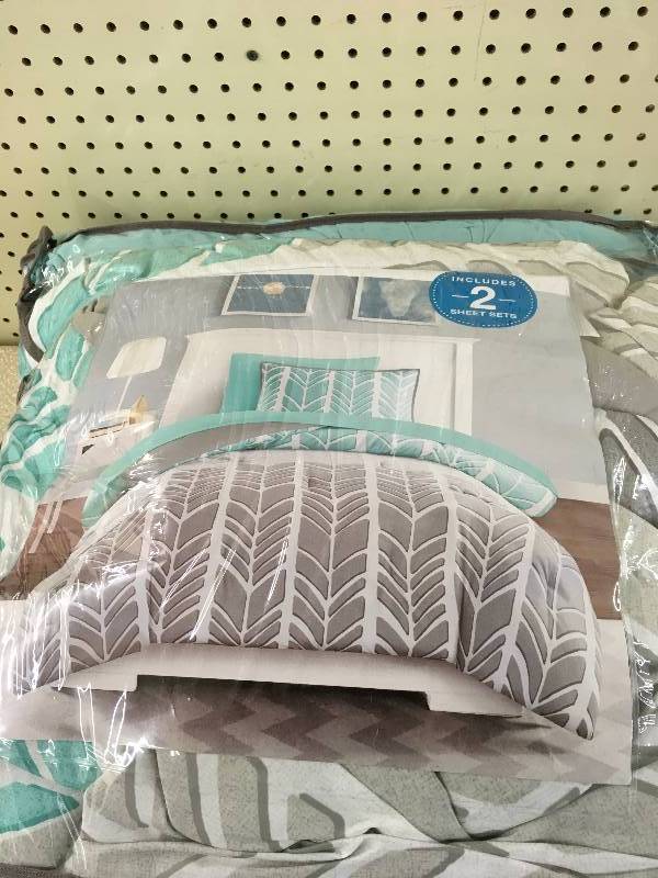 lot 127 image: TWIN XL COMFORTER SET