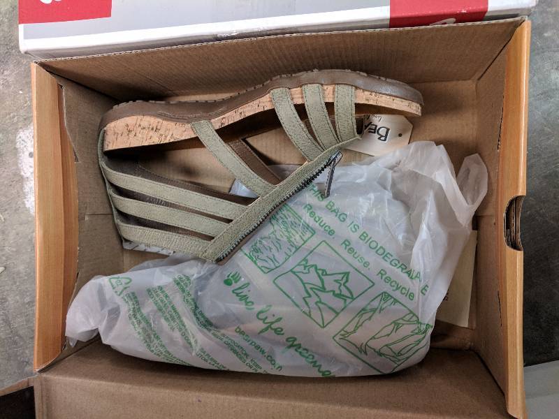 lot 14 image: Bearpaw Womens Layla Gray 8