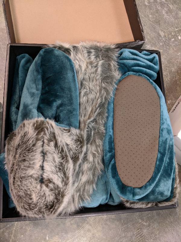 lot 17 image: Alcove Fur Trim Robe & Slipper Teal LXL