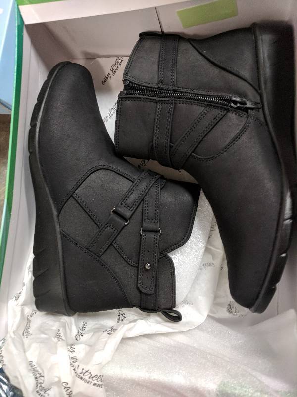 lot 40 image: Easy Street Womens Davis Boot Black 7