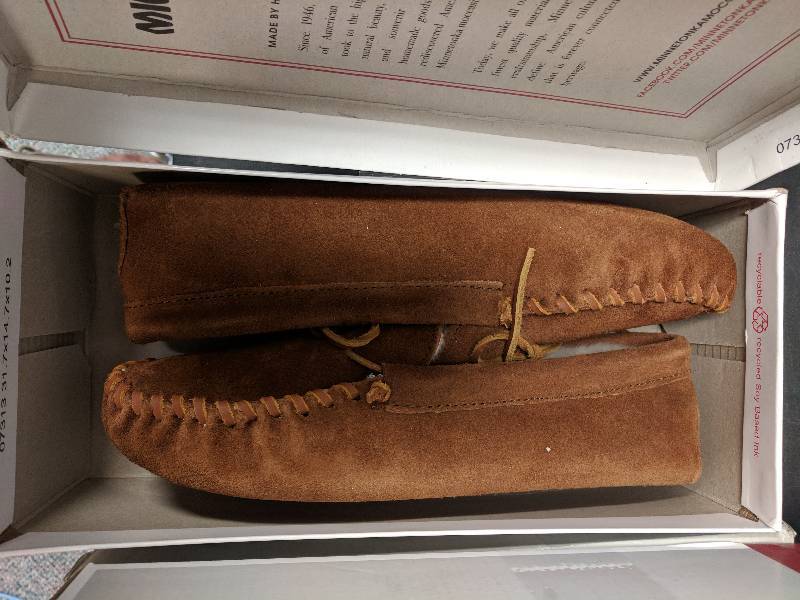 lot 90 image: Minnetonka Mens Pile-Lined Soft-Sole Slipper Brown 10
