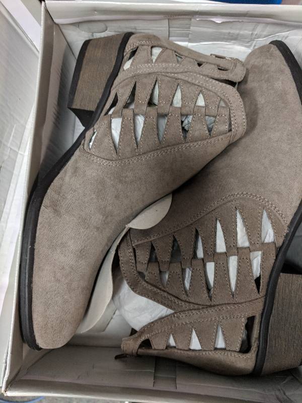 lot 92 image: Journee Collection Womens Finley Bootie Taupe 12