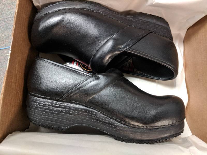 lot 122 image: Skechers Womens Nonslip Work Clog Black 8 12