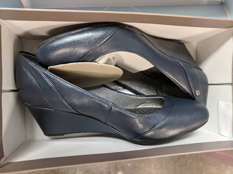 lot 126 image: LifeStride Womens Dreams Wedge Shoe  Wide Navy 8.5