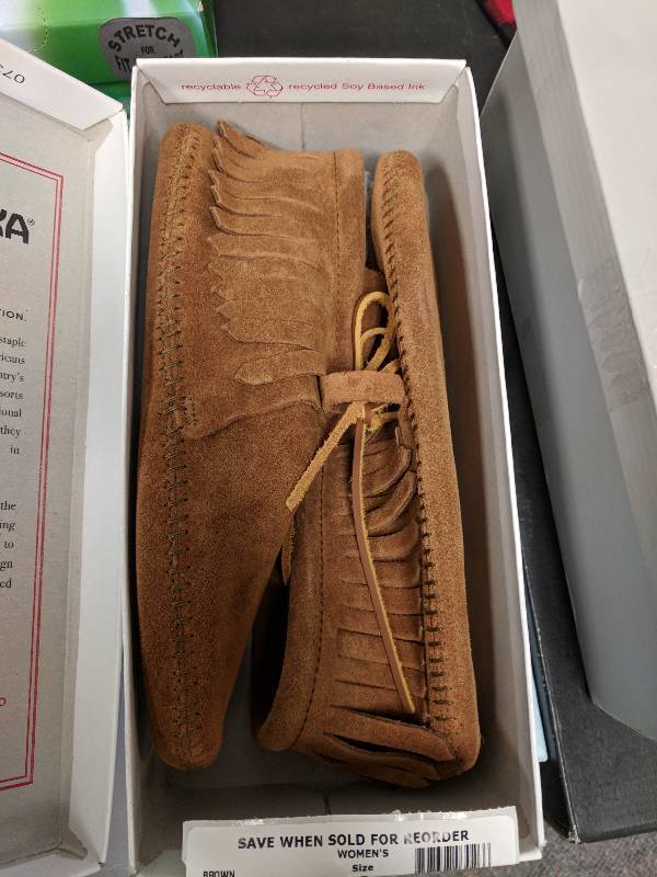 lot 174 image: Minnetonka Womens Classic Fringed Bootie Brown 8