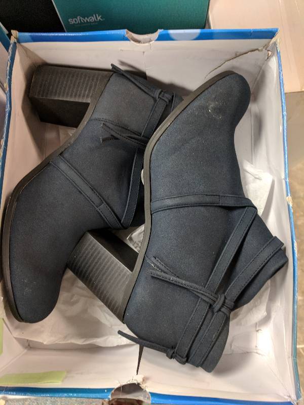 lot 192 image: Easy Street Womens Reed Bootie - Extra Wide Navy 10