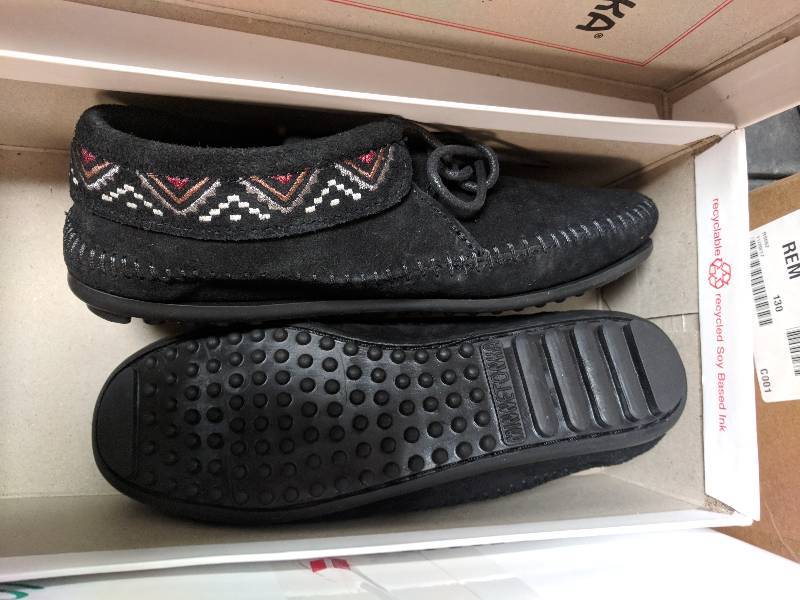 lot 5 image: Minnetonka Womens Mosaic Boot Black 5.5